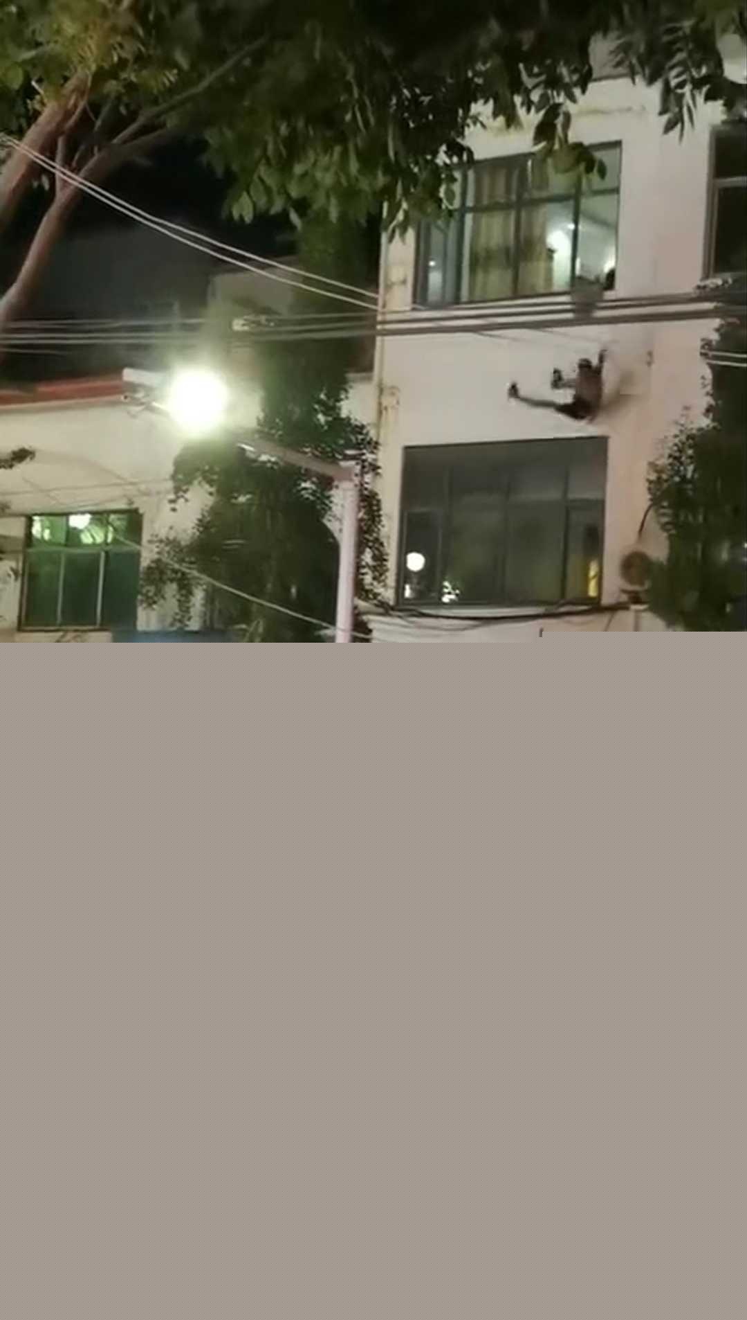 邯郸魏县政府街万信鞋业对面点着煤气罐扔下楼 3 邯郸魏县政府街万信鞋业对面点着煤气罐扔下楼 3