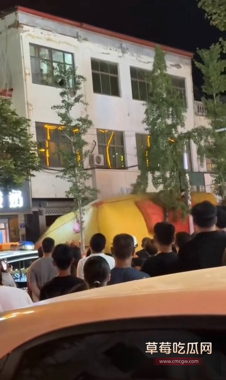 邯郸魏县政府街万信鞋业对面点着煤气罐扔下楼 7 邯郸魏县政府街万信鞋业对面点着煤气罐扔下楼 7
