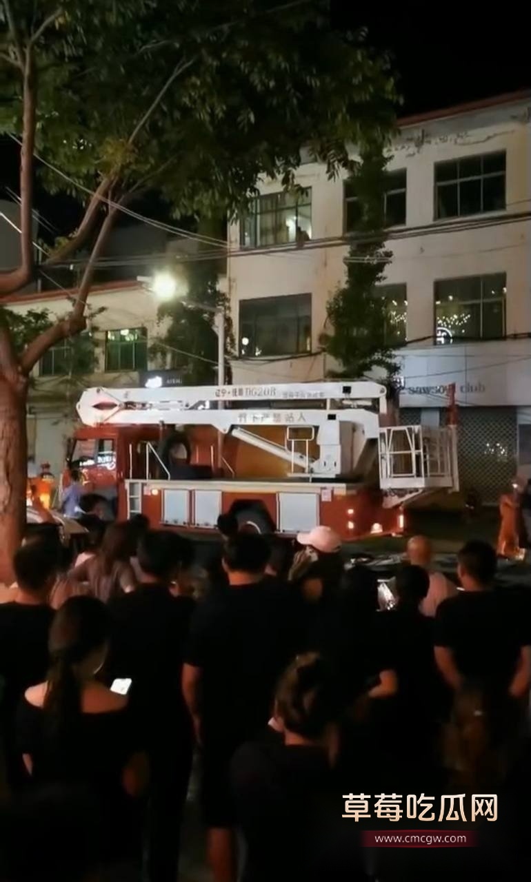 邯郸魏县政府街万信鞋业对面点着煤气罐扔下楼 8 邯郸魏县政府街万信鞋业对面点着煤气罐扔下楼 8