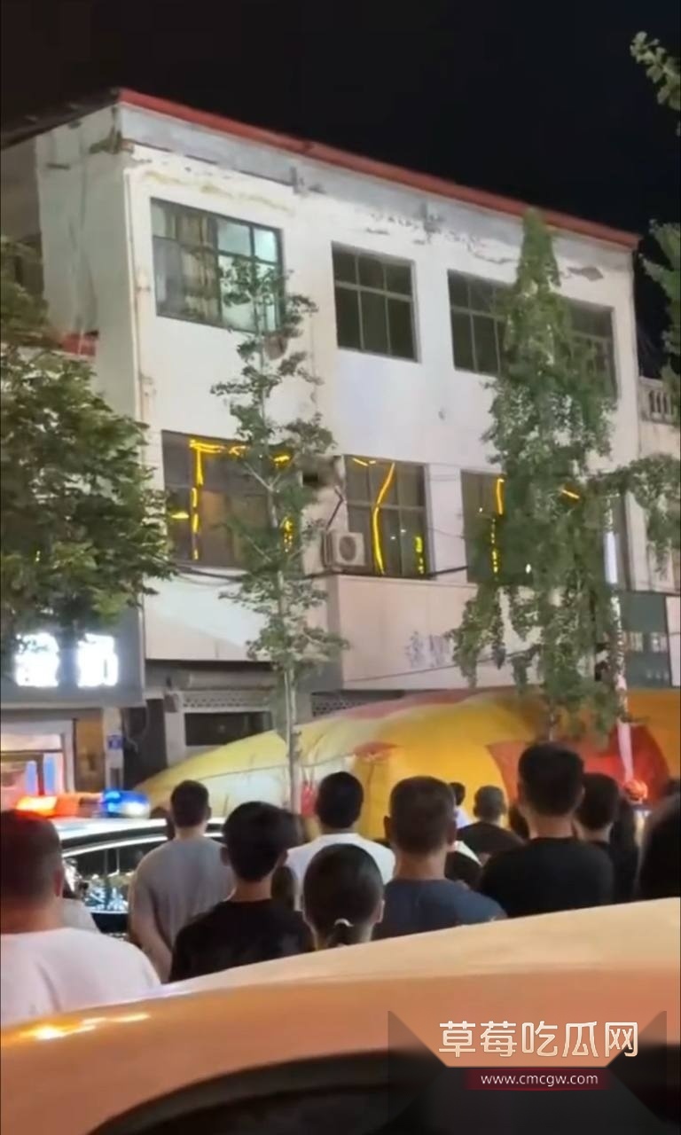 邯郸魏县政府街万信鞋业对面点着煤气罐扔下楼 9 邯郸魏县政府街万信鞋业对面点着煤气罐扔下楼 9