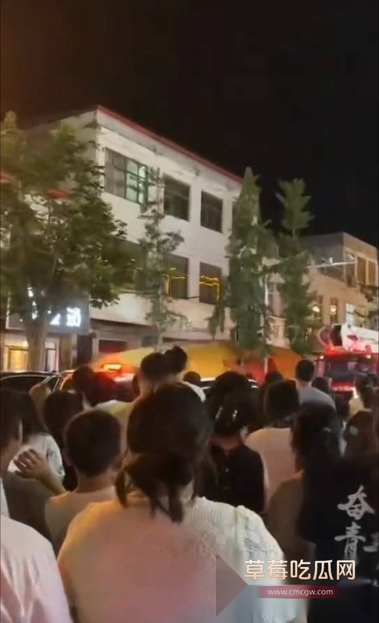 邯郸魏县政府街万信鞋业对面点着煤气罐扔下楼 10 邯郸魏县政府街万信鞋业对面点着煤气罐扔下楼 10