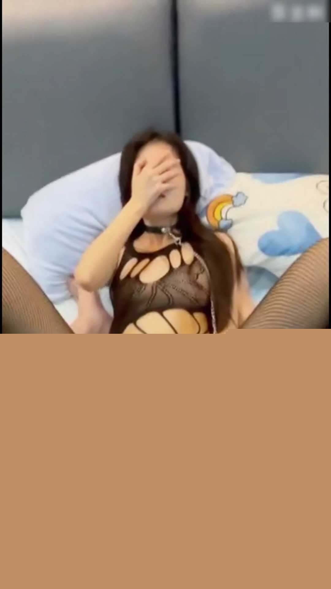 让女朋友穿上开裆连体 3