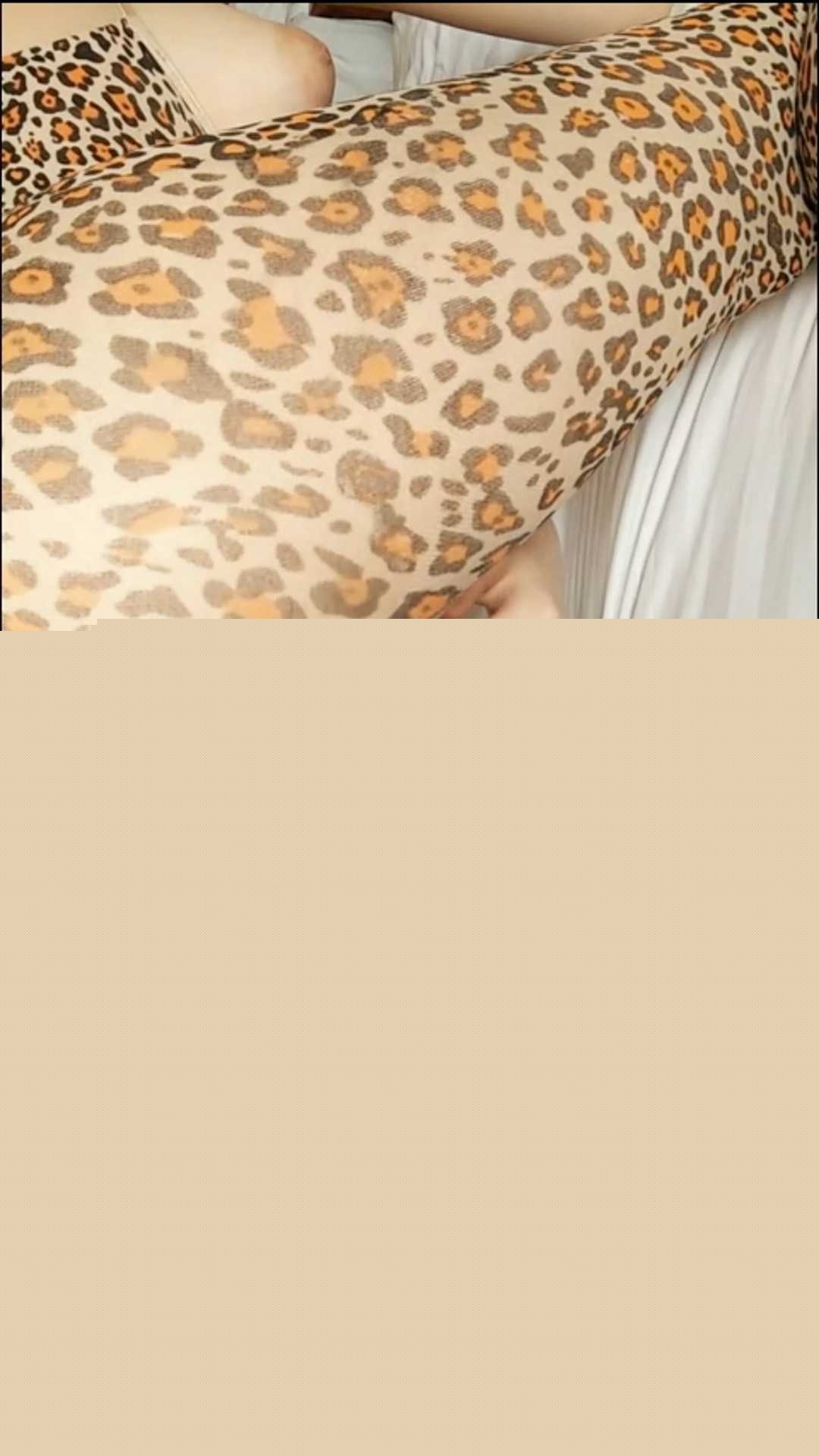 大三嫩妹穿上豹纹连体自慰插逼 3 大三嫩妹穿上豹纹连体自慰插逼 3