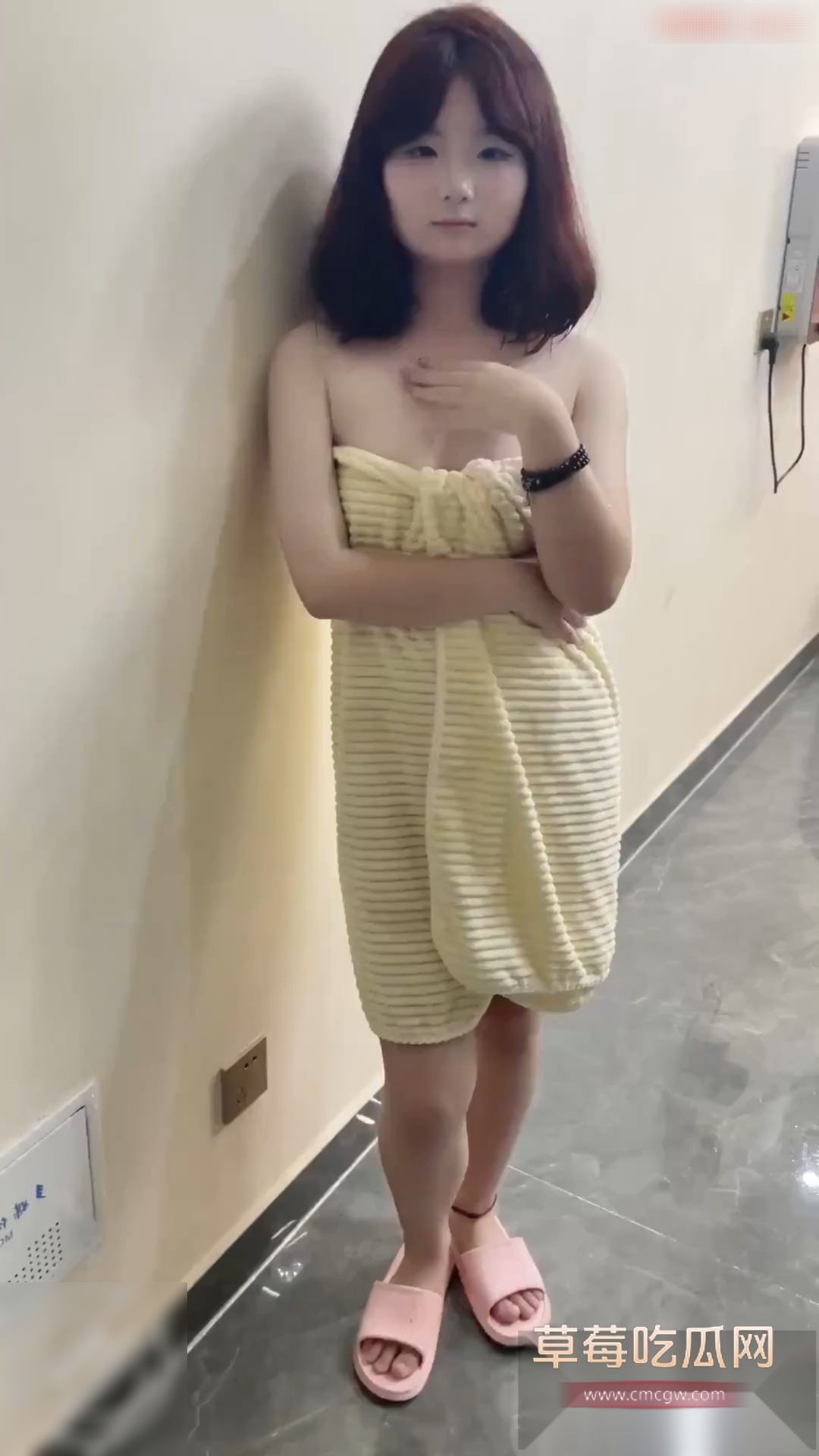 组团去兄弟家轮流上他粉嫩老婆 1 组团去兄弟家轮流上他粉嫩老婆 1