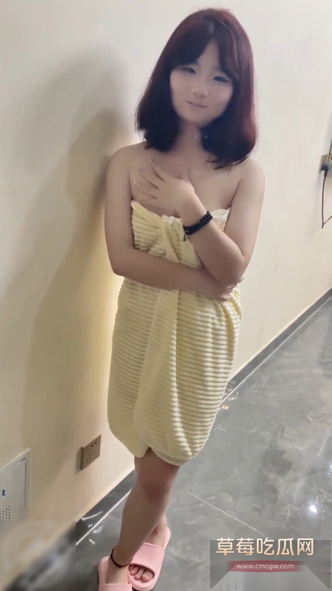 组团去兄弟家轮流上他粉嫩老婆 2 组团去兄弟家轮流上他粉嫩老婆 2