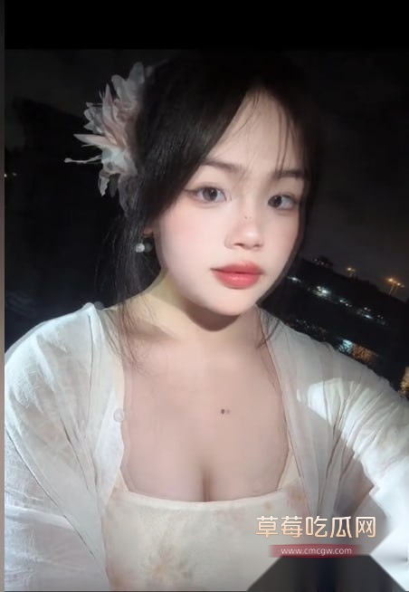 抖音网红吃货大白巨乳 2