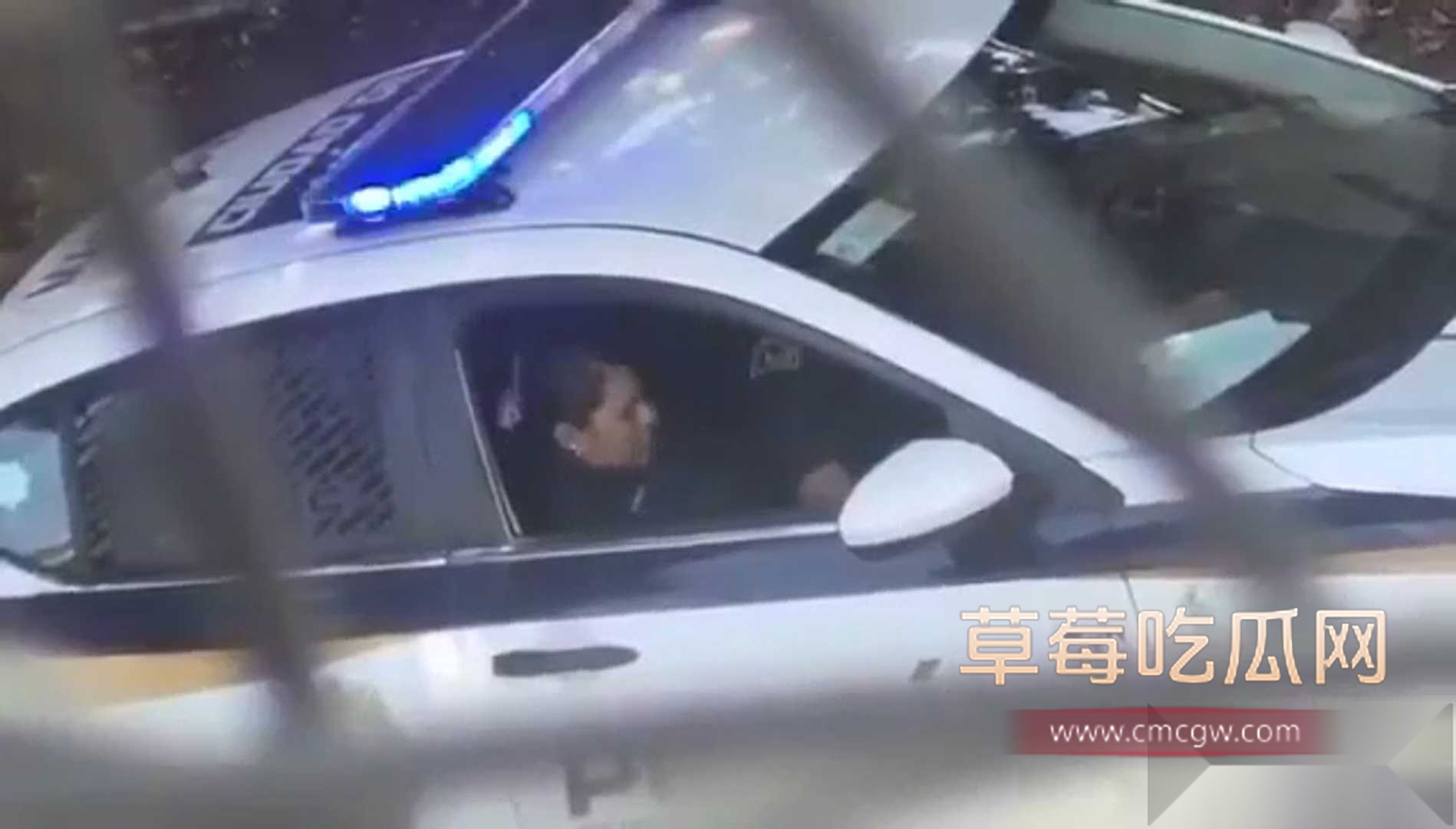 墨西哥警察 上班扣弄同事骚逼 1 墨西哥警察 上班扣弄同事骚逼 1