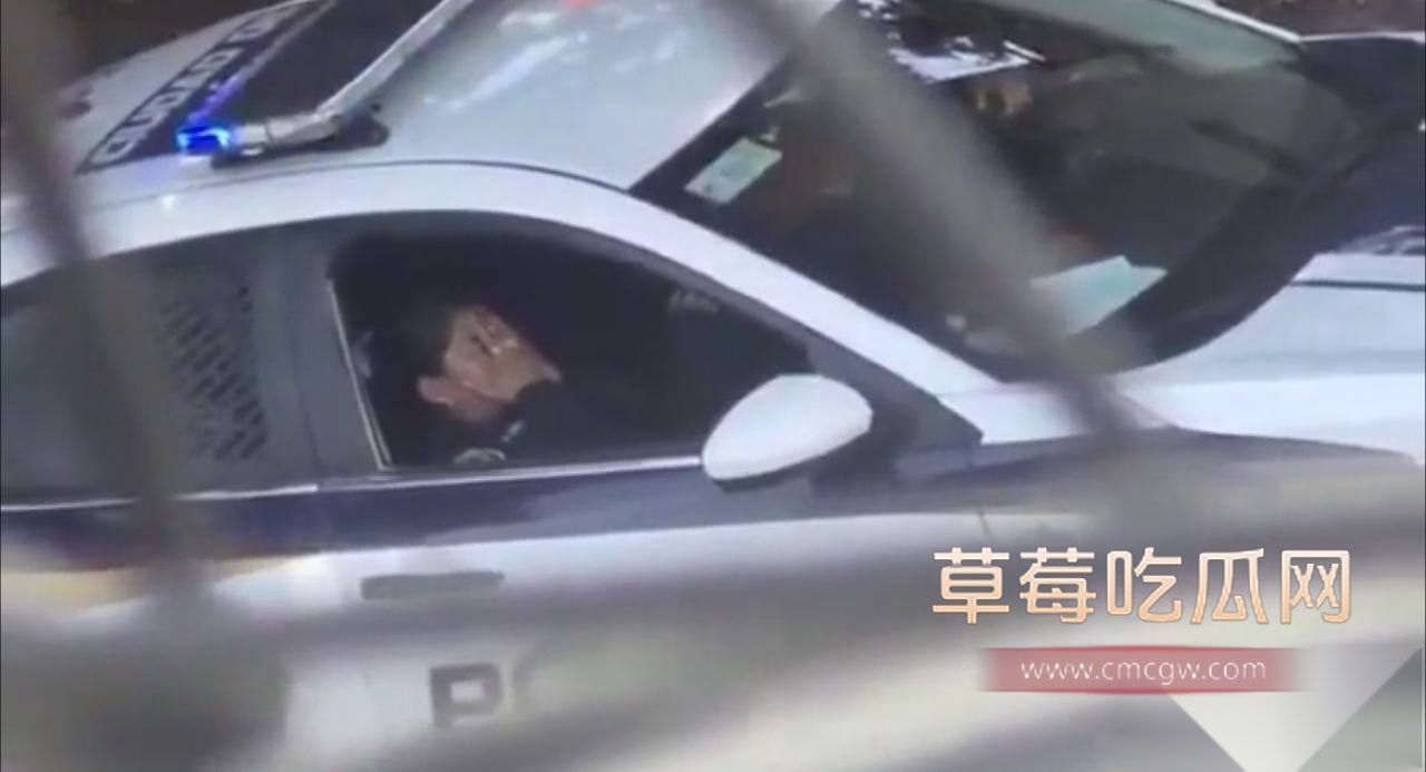 墨西哥警察 上班扣弄同事骚逼 2 墨西哥警察 上班扣弄同事骚逼 2