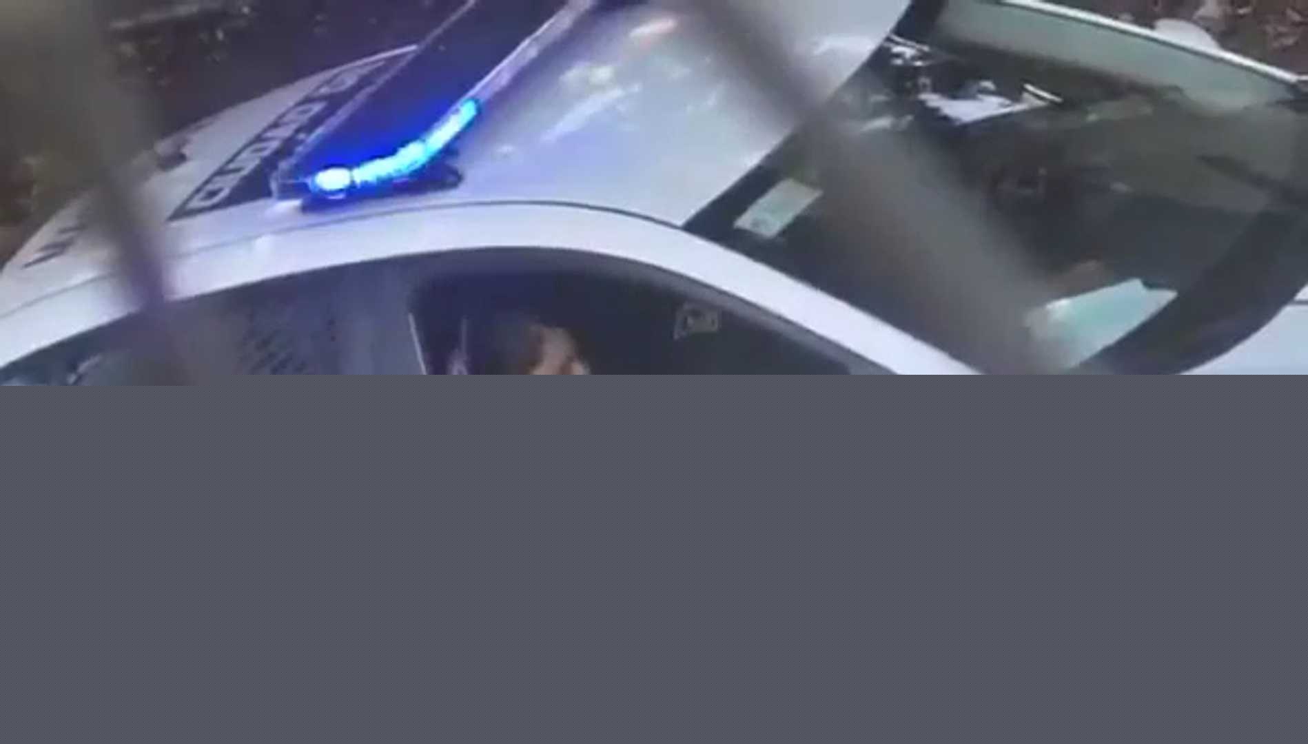 男同事在巡逻车上执勤期间 3