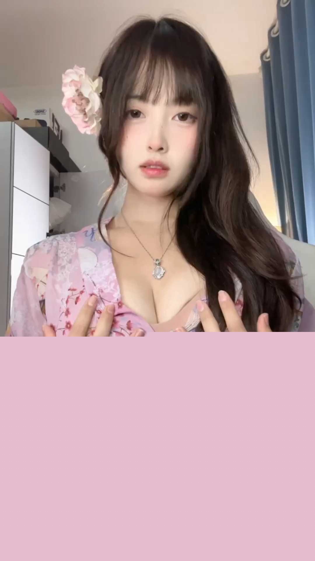 高颜值大学生反差眼睛少女的丝足诱惑 1 高颜值大学生反差眼睛少女的丝足诱惑 1