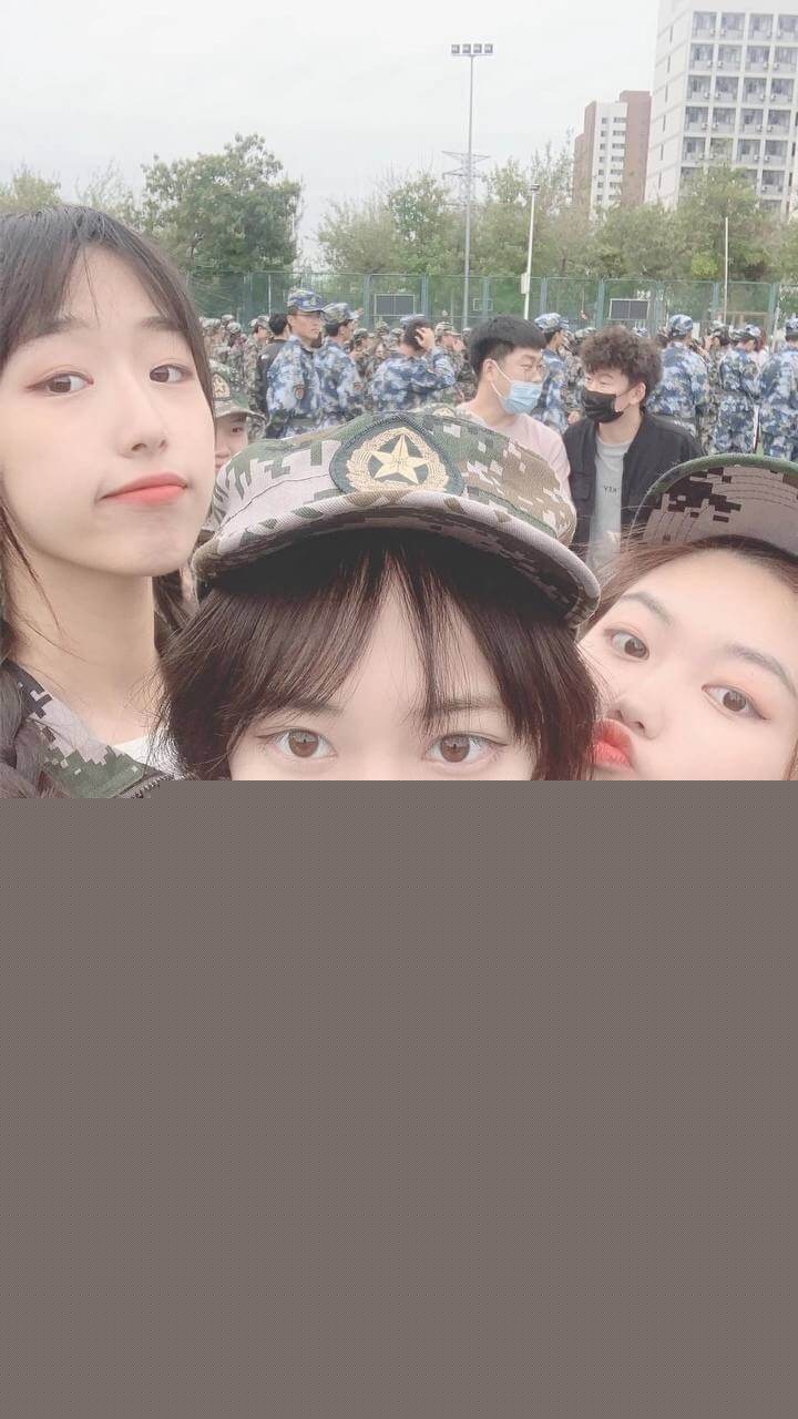 齐婧煊和好友以及金主的合照11.jpg