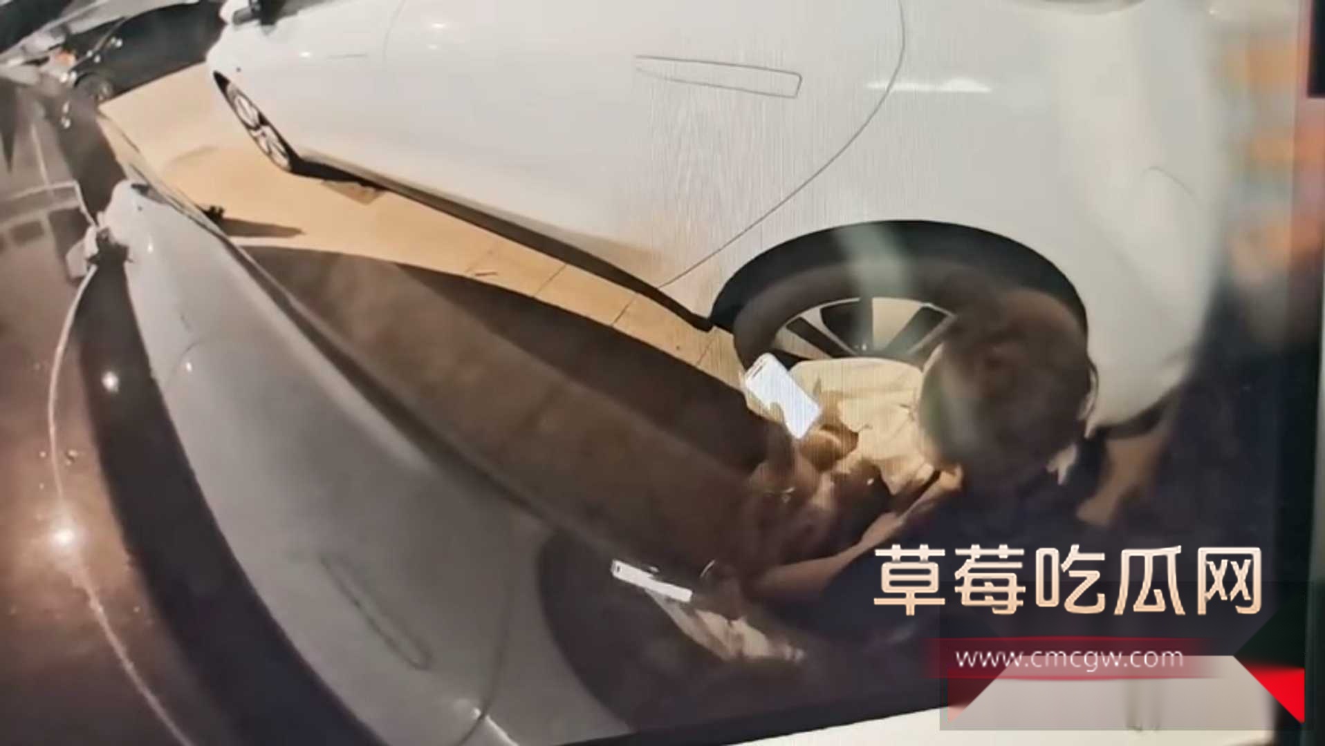 美女怎么这么喜欢到车边上撒尿啊 1 美女怎么这么喜欢到车边上撒尿啊 1