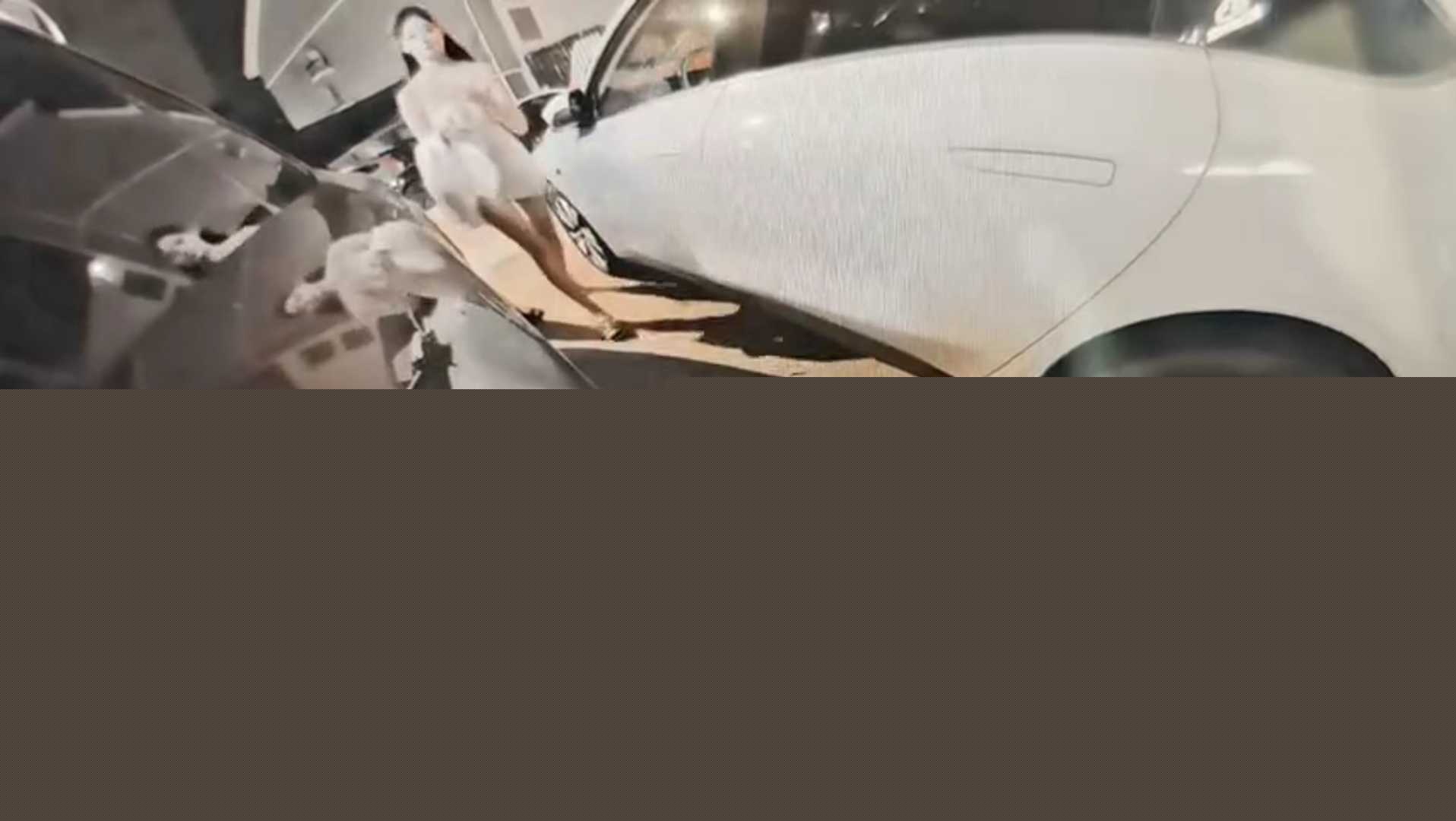 美女怎么这么喜欢到车边上撒尿啊 3 美女怎么这么喜欢到车边上撒尿啊 3