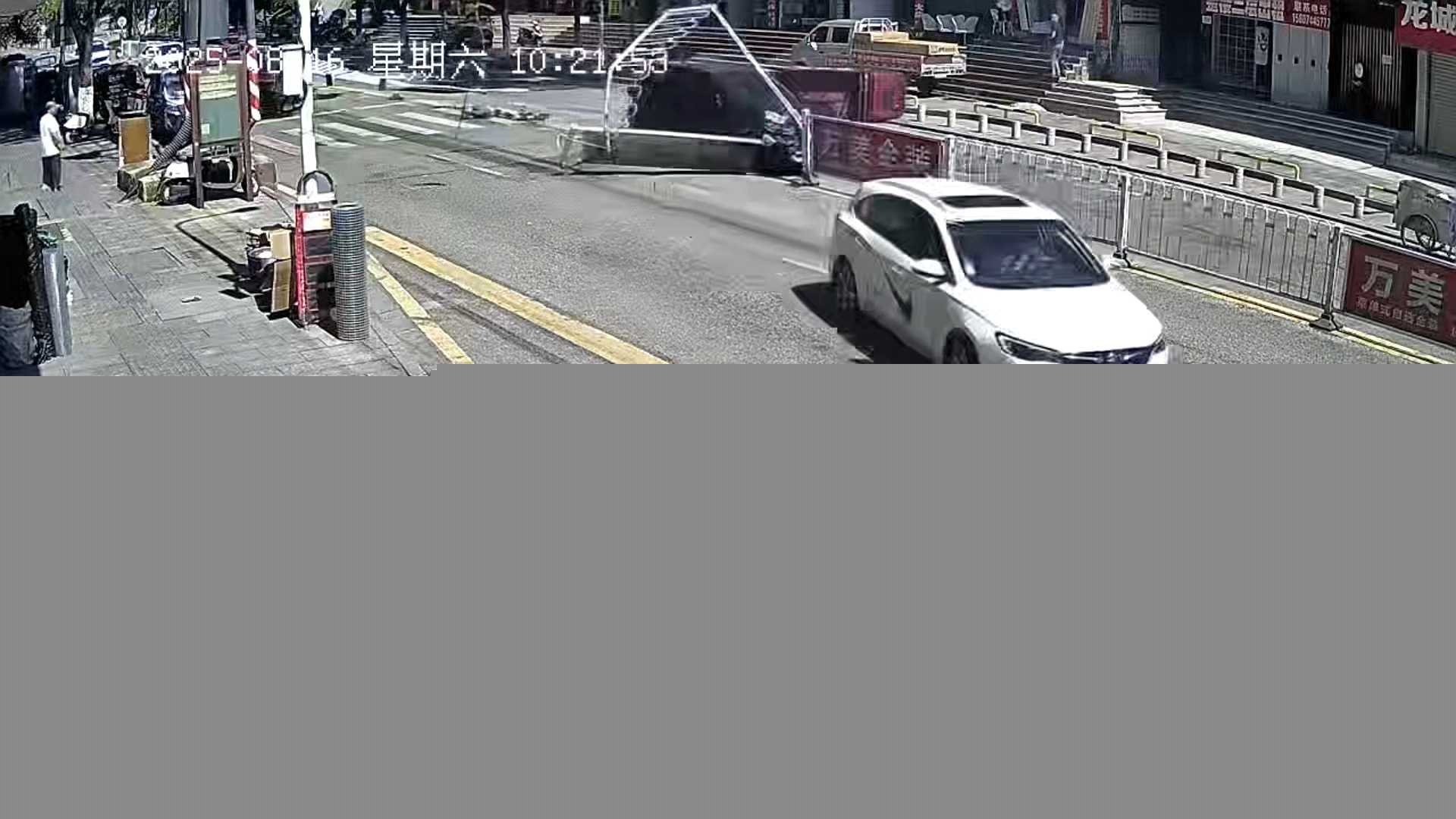 湖南张家界永定街道龙城街车祸 1 湖南张家界永定街道龙城街车祸 1