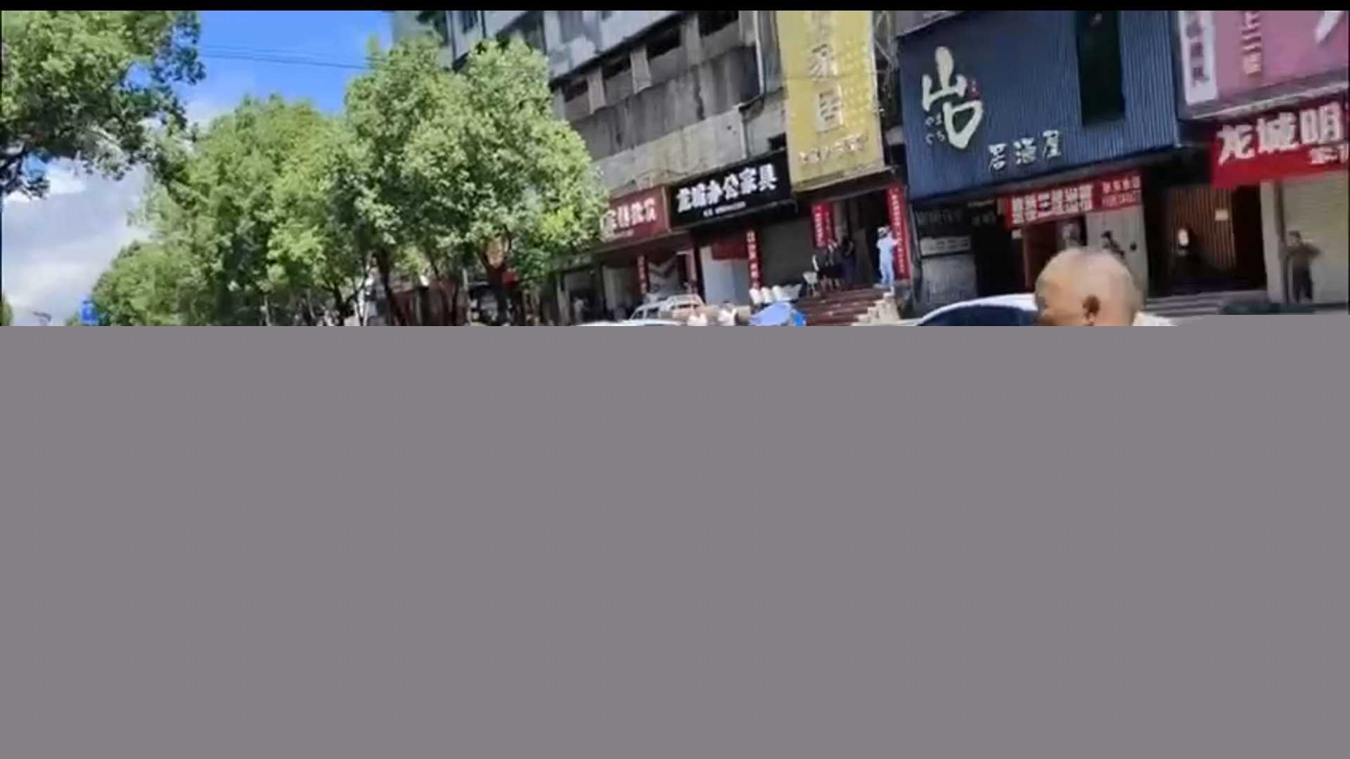 湖南张家界永定街道龙城街车祸 2 湖南张家界永定街道龙城街车祸 2