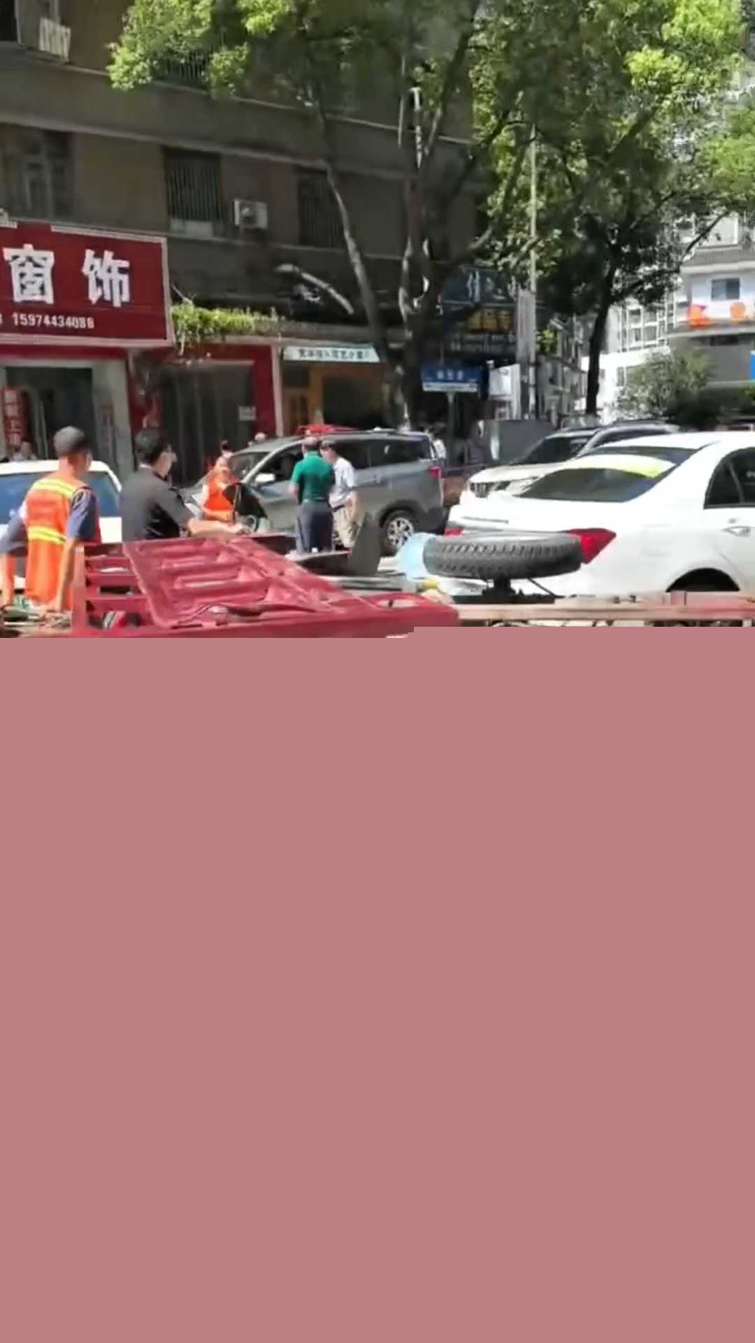 湖南张家界永定街道龙城街车祸 4 湖南张家界永定街道龙城街车祸 4