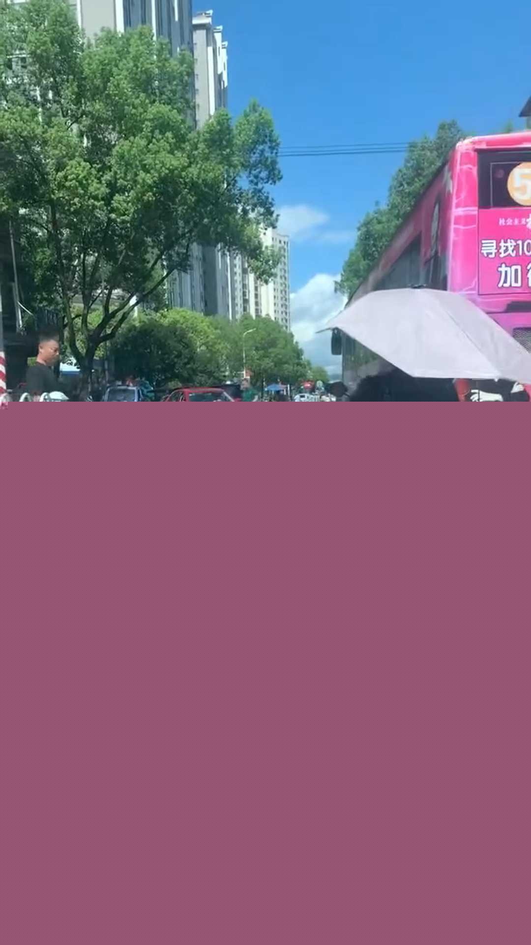 湖南张家界永定街道龙城街车祸 5 湖南张家界永定街道龙城街车祸 5