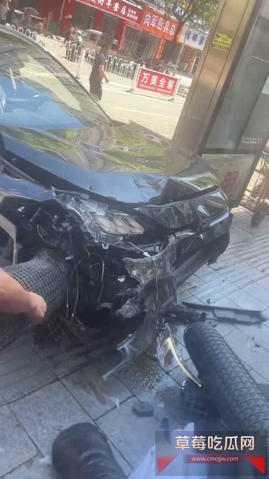 湖南张家界永定街道龙城街车祸 6 湖南张家界永定街道龙城街车祸 6