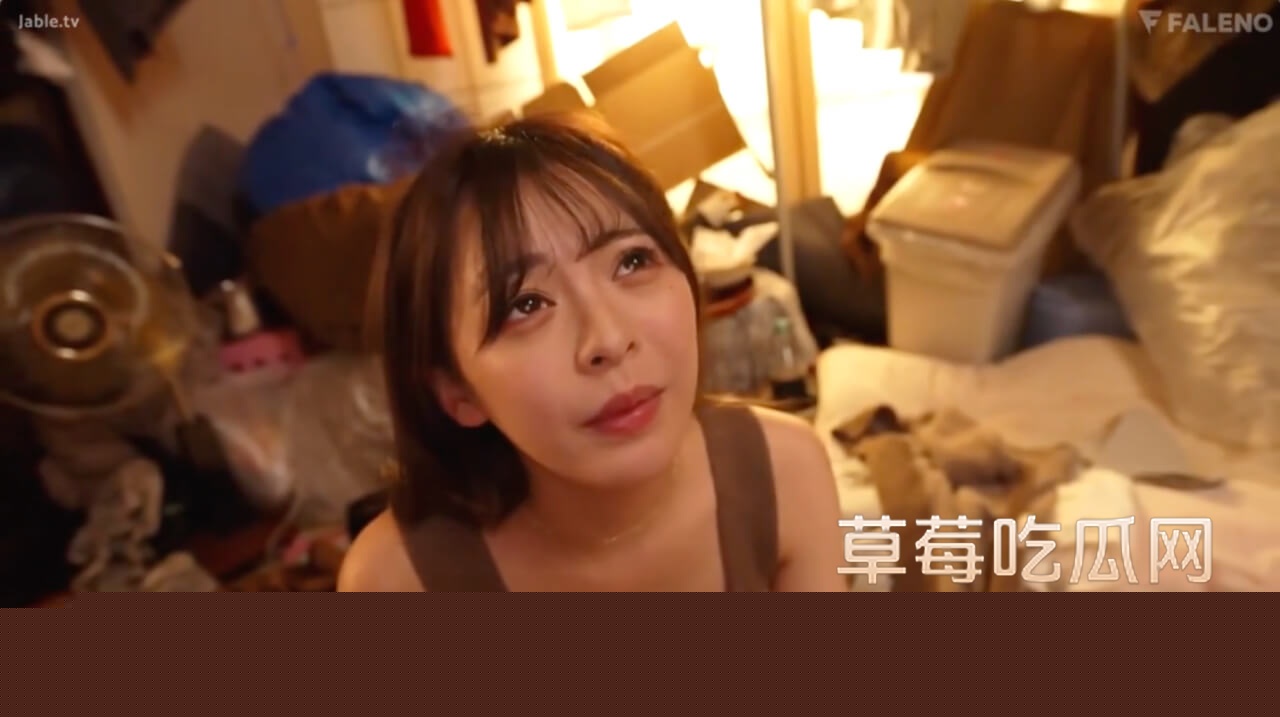 每当未婚夫不在家她都会变身骚母狗，主动寻求大叔玩弄.jpg