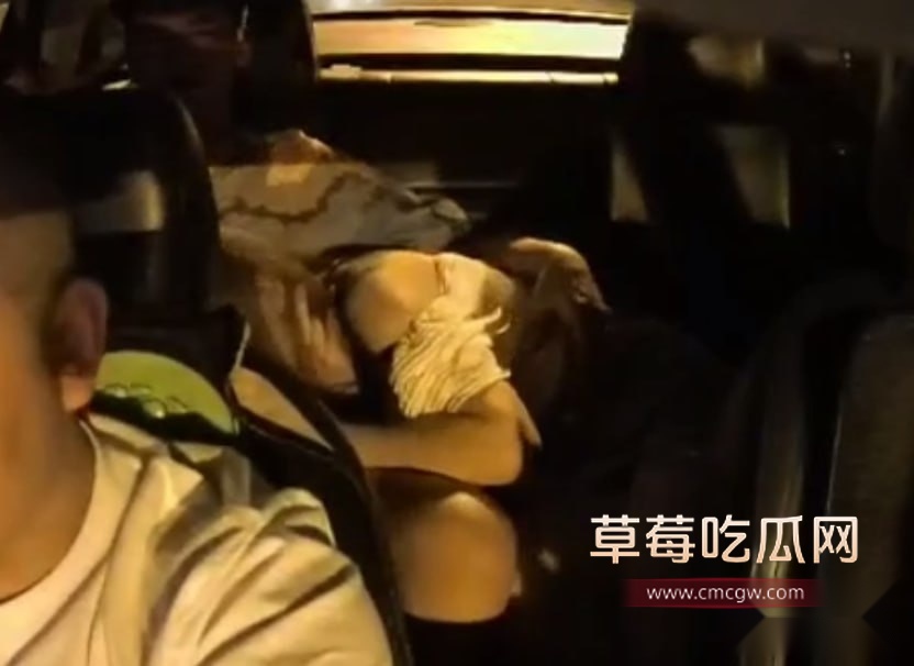 小情侣在滴滴车上口交3.jpg 小情侣在滴滴车上口交3.jpg