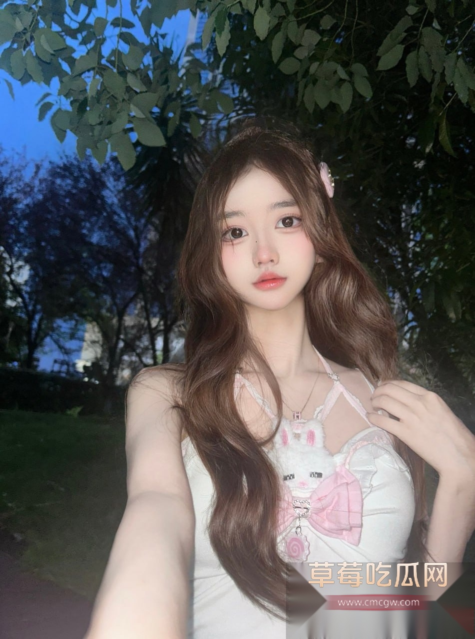 清纯颜值骚货5.jpg