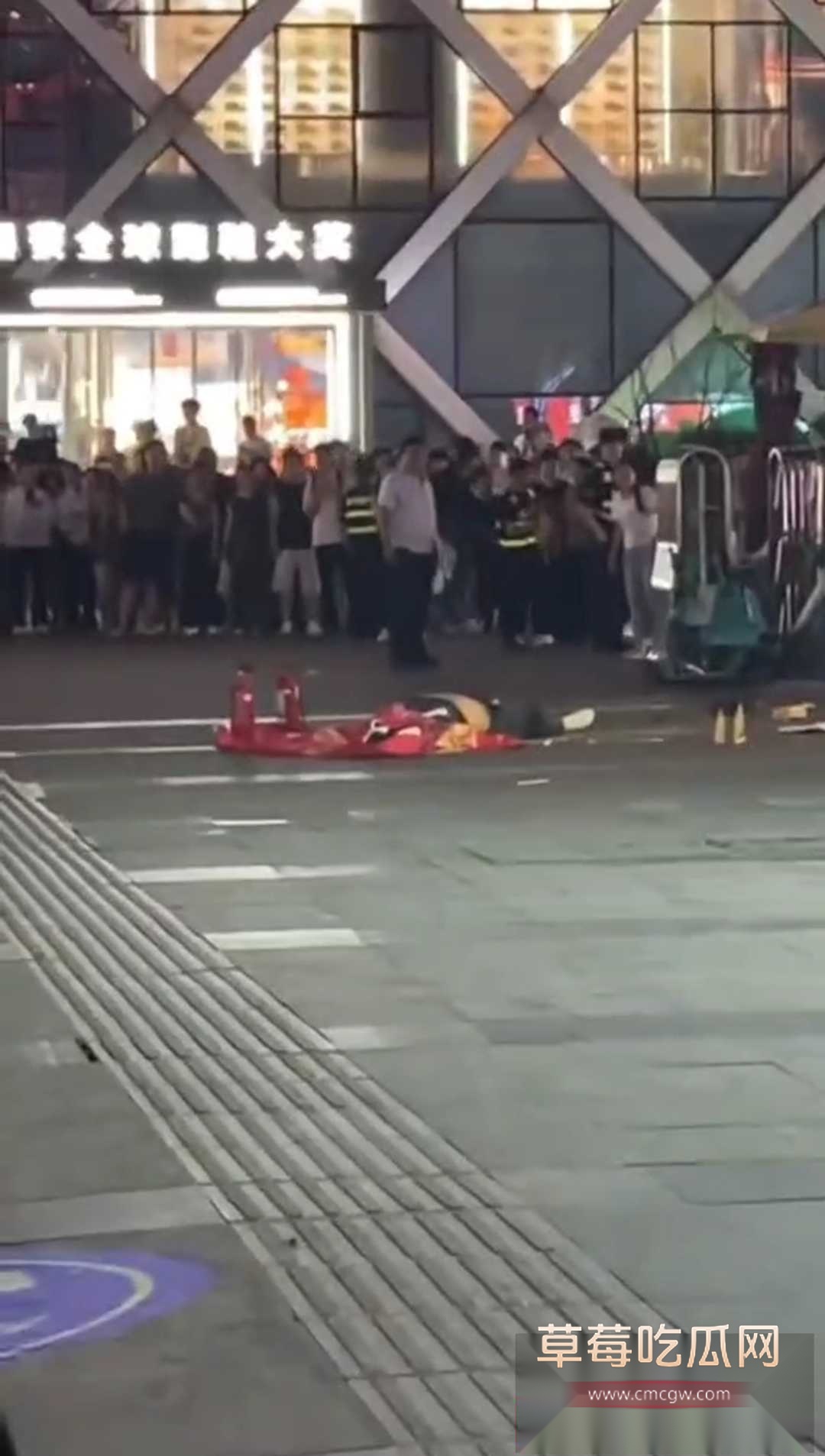 郑州二七广场跳楼事件 2 郑州二七广场跳楼事件 2
