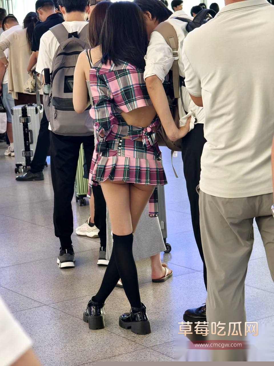 山东潍坊高铁站骚逼穿成这样 8 山东潍坊高铁站骚逼穿成这样 8