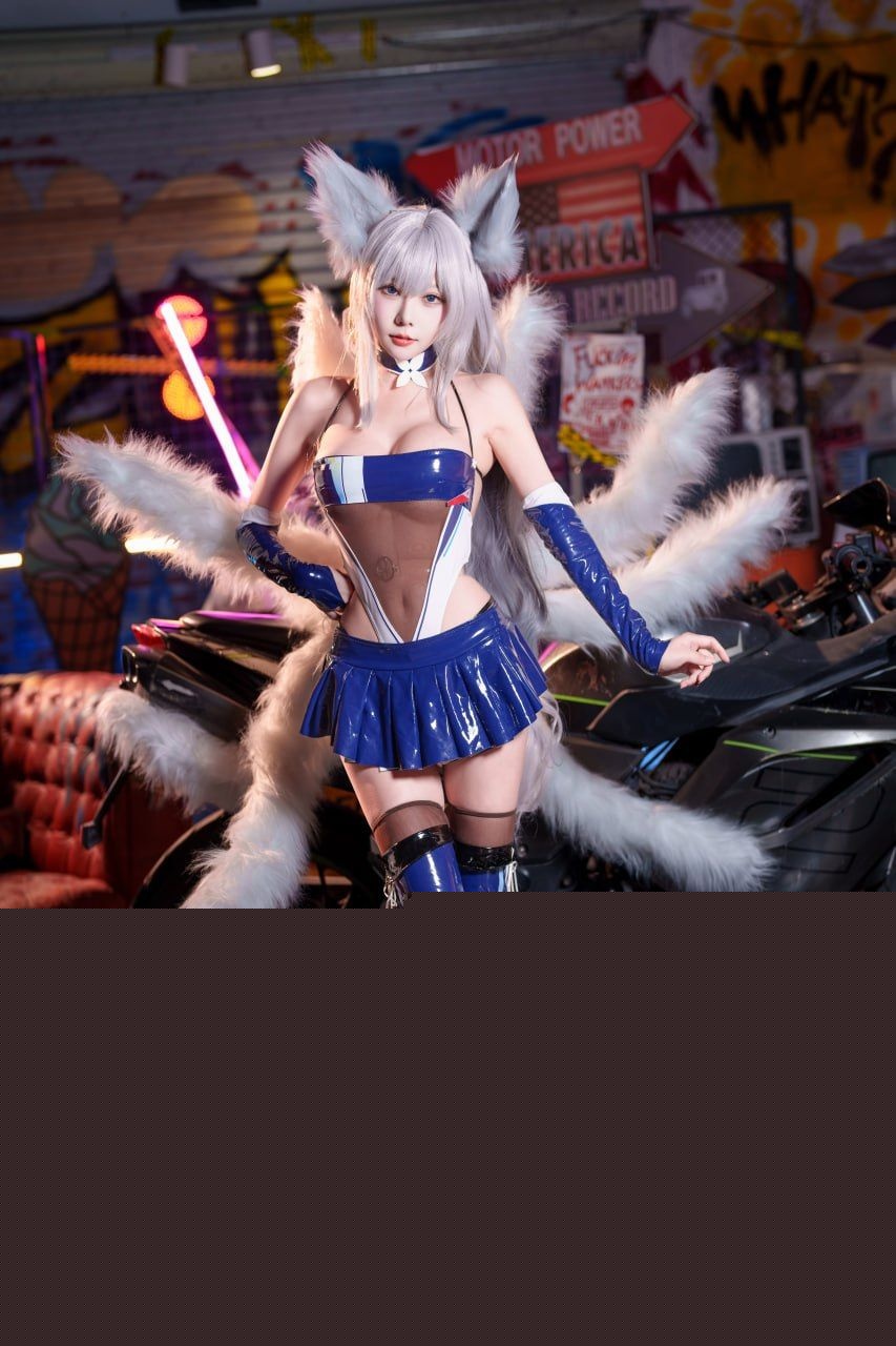 二次元福利姬香草喵露露内衣秀 信浓赛车的皮肤美艳绝伦 一对巨乳更是起到画龙点睛的效果