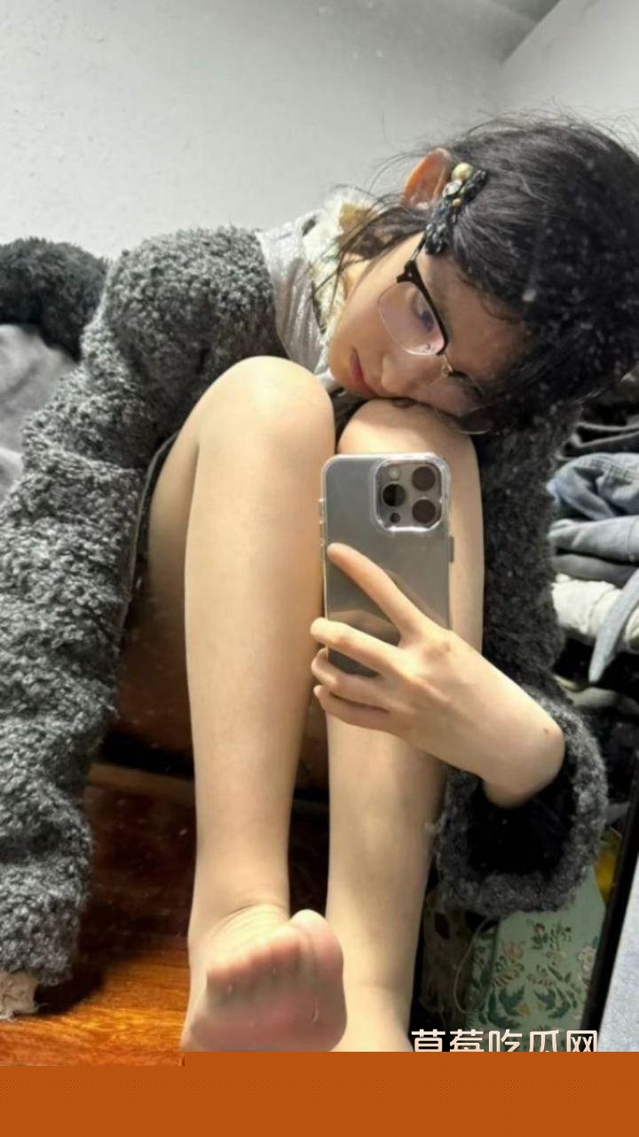 某艺术系女大学生 24 某艺术系女大学生 24