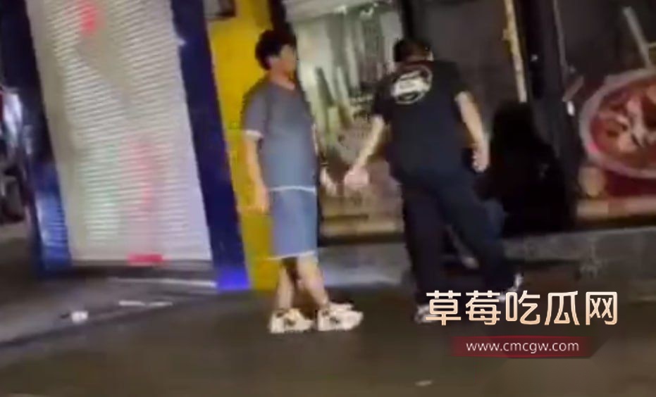 泰州纯爱男当街逮捕女友出轨3 泰州纯爱男当街逮捕女友出轨3