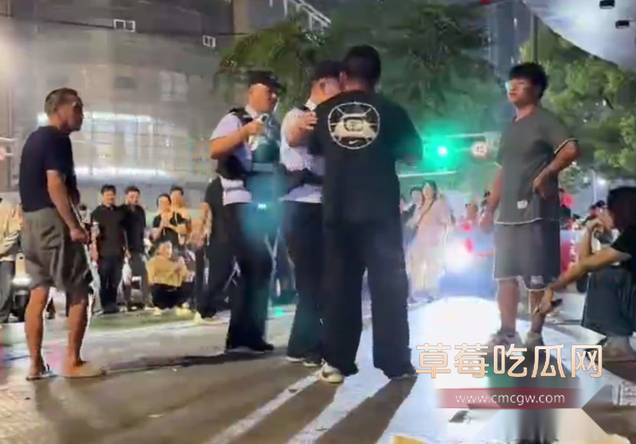 泰州纯爱男当街逮捕女友出轨4 泰州纯爱男当街逮捕女友出轨4