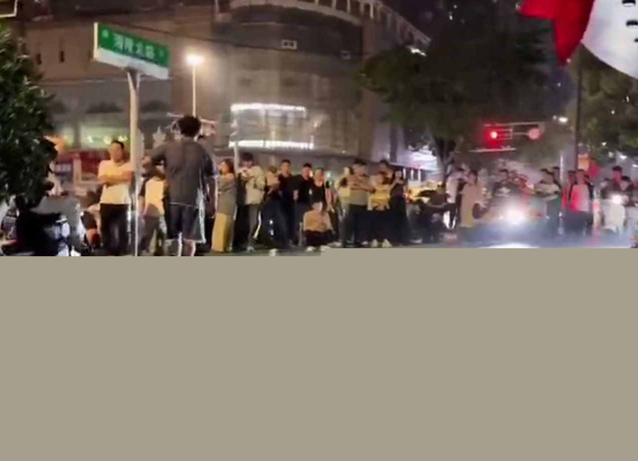 泰州纯爱男当街逮捕女友出轨7 泰州纯爱男当街逮捕女友出轨7