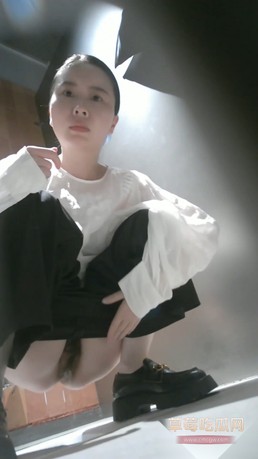 KTV女厕所偷拍 3 KTV女厕所偷拍 3