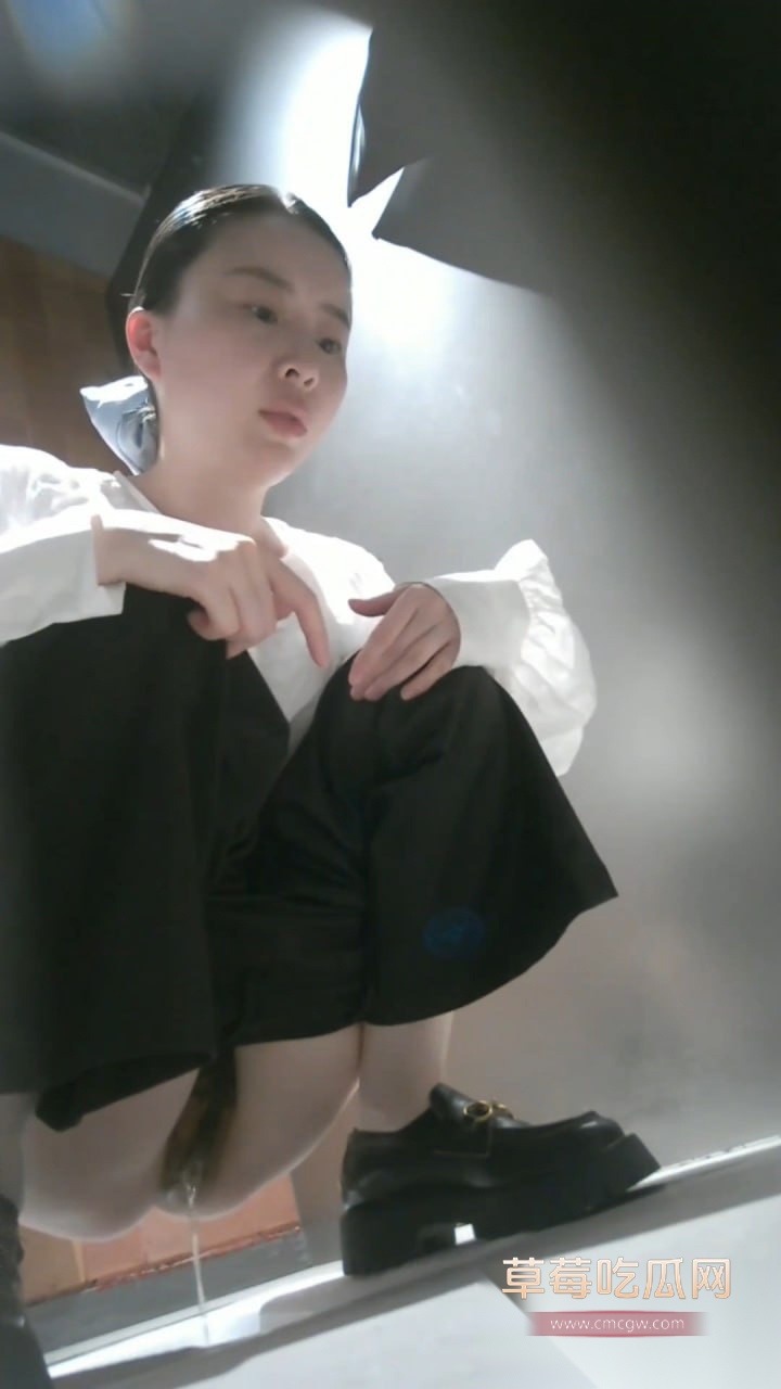 KTV女厕所偷拍 7 KTV女厕所偷拍 7