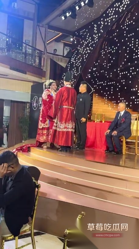 27岁山东小伙娶47岁黑人 9