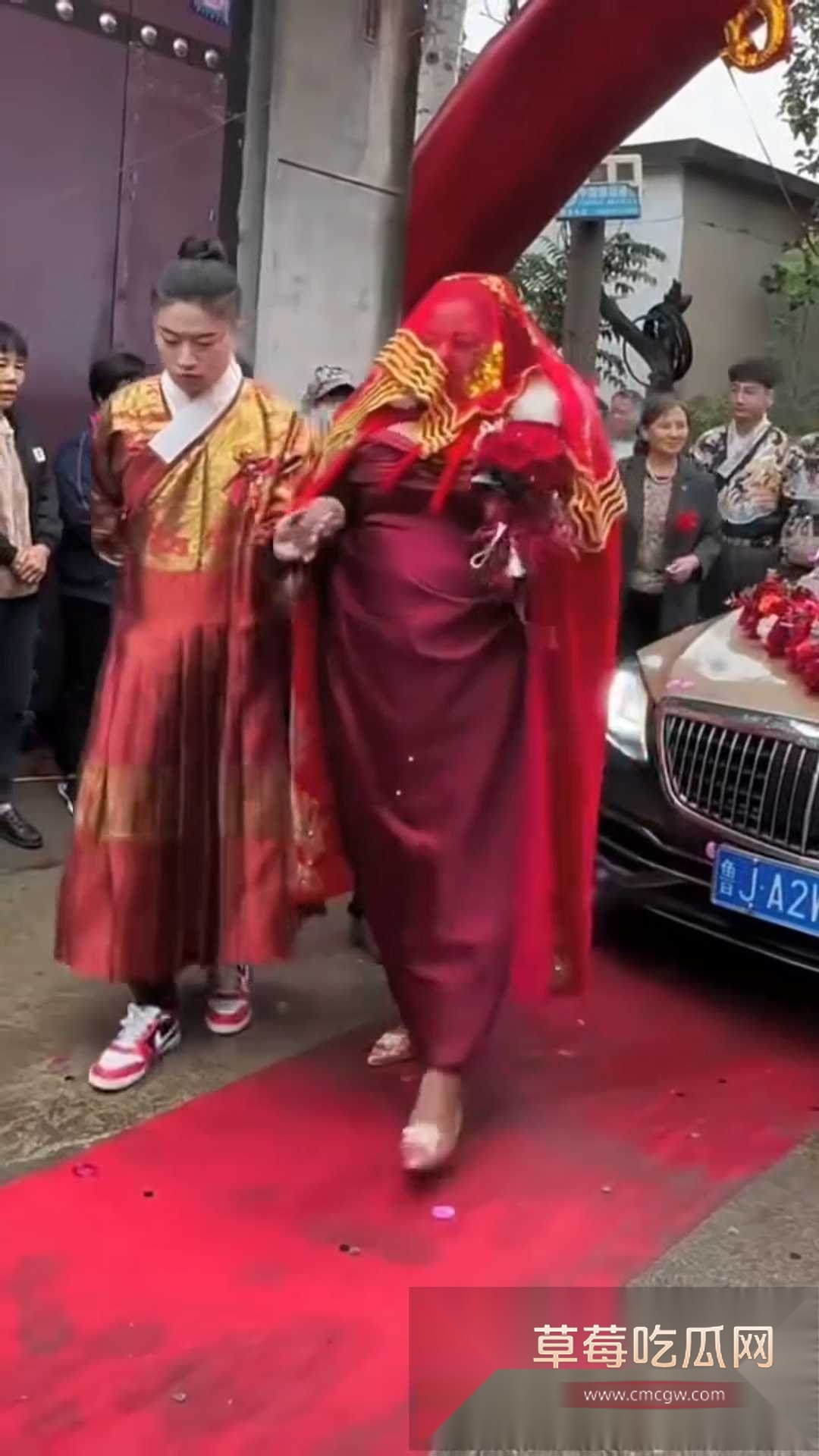 27岁山东小伙娶47岁黑人 1
