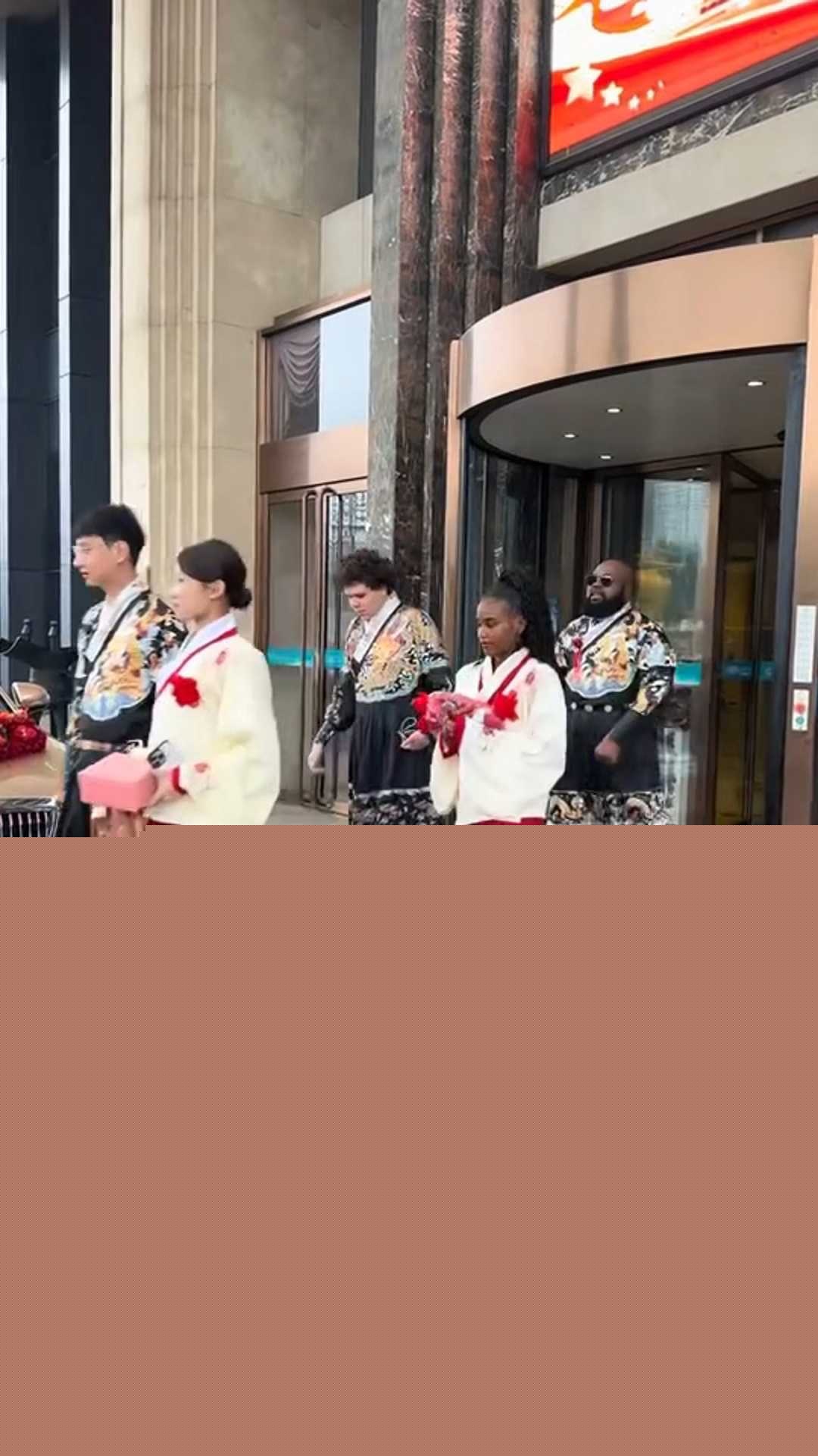 27岁山东小伙娶47岁黑人 2