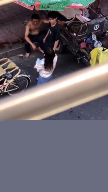 中国两大孝子当街抓奸老妈1