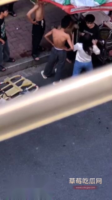 中国两大孝子当街抓奸老妈3