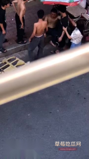 中国两大孝子当街抓奸老妈4