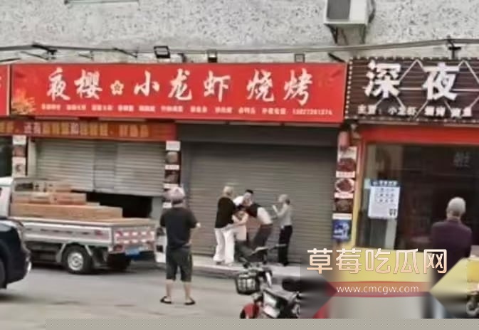 夜樱小龙虾烧烤持刀杀人事件  6