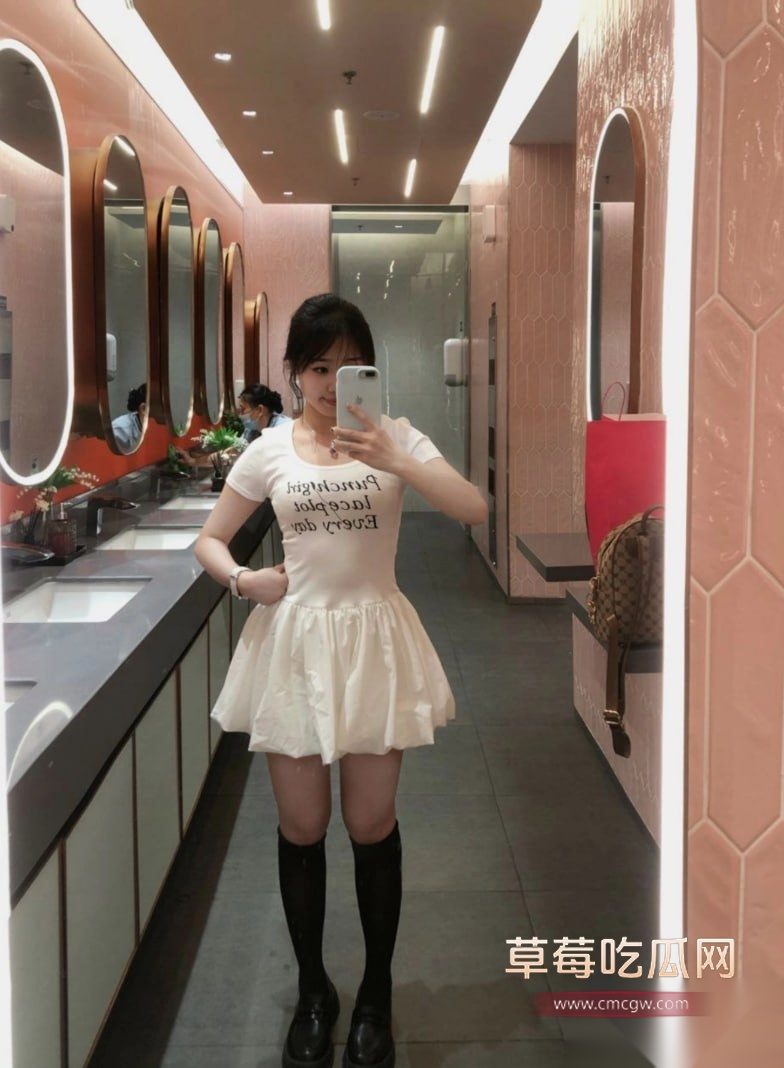 绿帽男泄密流出自家舞蹈系女友影图 18 绿帽男泄密流出自家舞蹈系女友影图 18