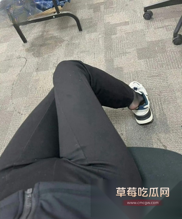 海角姐弟私密偷情新作 小伙哄骗姐姐到出租屋 趁姐姐练瑜伽时 扒下了她的瑜伽裤 把她按在胯下爆干！ 4
