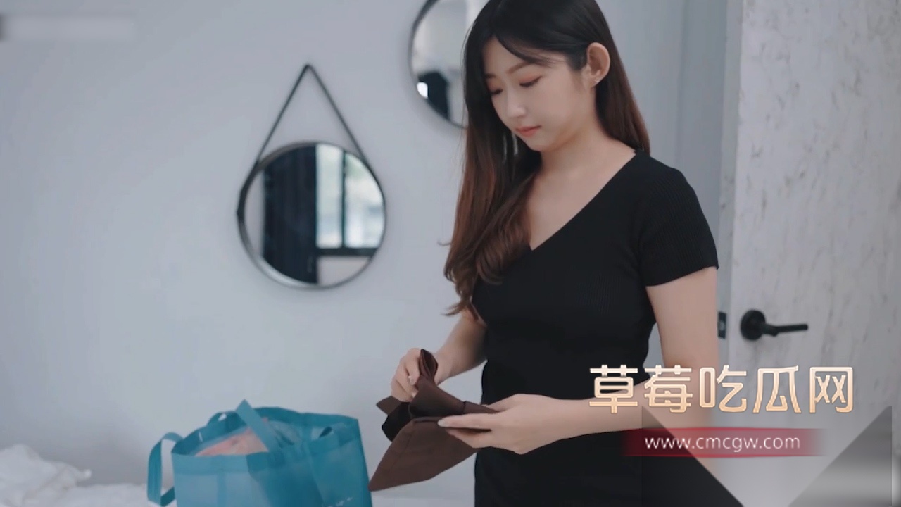 人气女模肉包私拍全裸家政服务福利视频 大奶全裸小女仆在打扫卫生时翻出主人的按摩棒疯狂自慰! 6 人气女模肉包私拍全裸家政服务福利视频 大奶全裸小女仆在打扫卫生时翻出主人的按摩棒疯狂自慰! 6