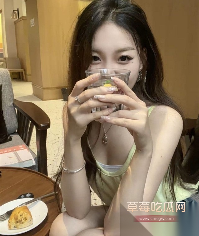 漂亮女友发骚记 长沙理工大学漂亮学妹张怡涵刚入校就被学长拿下 酒店与男友恩爱口交啪啪并拍视频留念！ 1