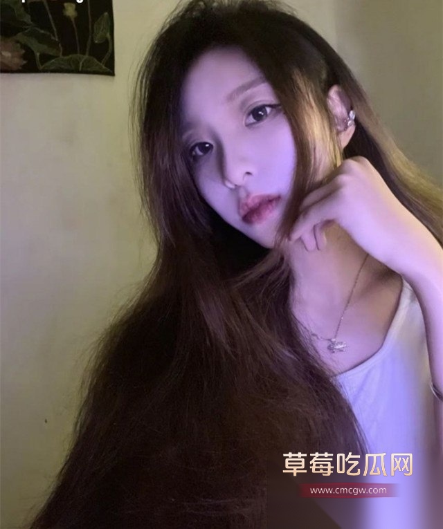 漂亮女友发骚记 长沙理工大学漂亮学妹张怡涵刚入校就被学长拿下 酒店与男友恩爱口交啪啪并拍视频留念！ 2