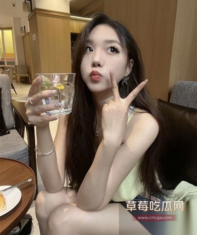 漂亮女友发骚记 长沙理工大学漂亮学妹张怡涵刚入校就被学长拿下 酒店与男友恩爱口交啪啪并拍视频留念！ 4