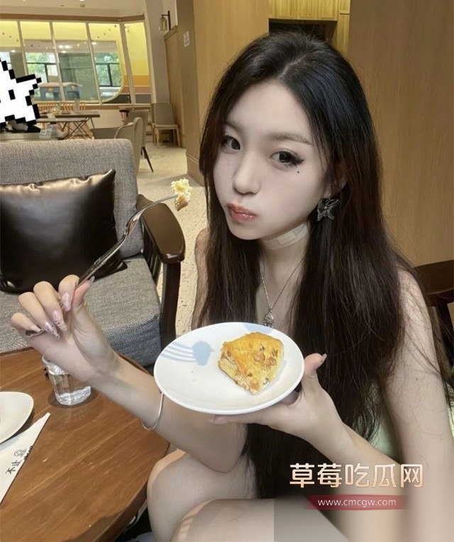 漂亮女友发骚记 长沙理工大学漂亮学妹张怡涵刚入校就被学长拿下 酒店与男友恩爱口交啪啪并拍视频留念！ 6