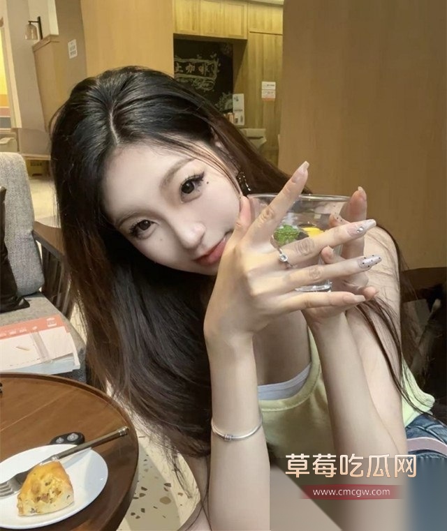 漂亮女友发骚记 长沙理工大学漂亮学妹张怡涵刚入校就被学长拿下 酒店与男友恩爱口交啪啪并拍视频留念！ 8