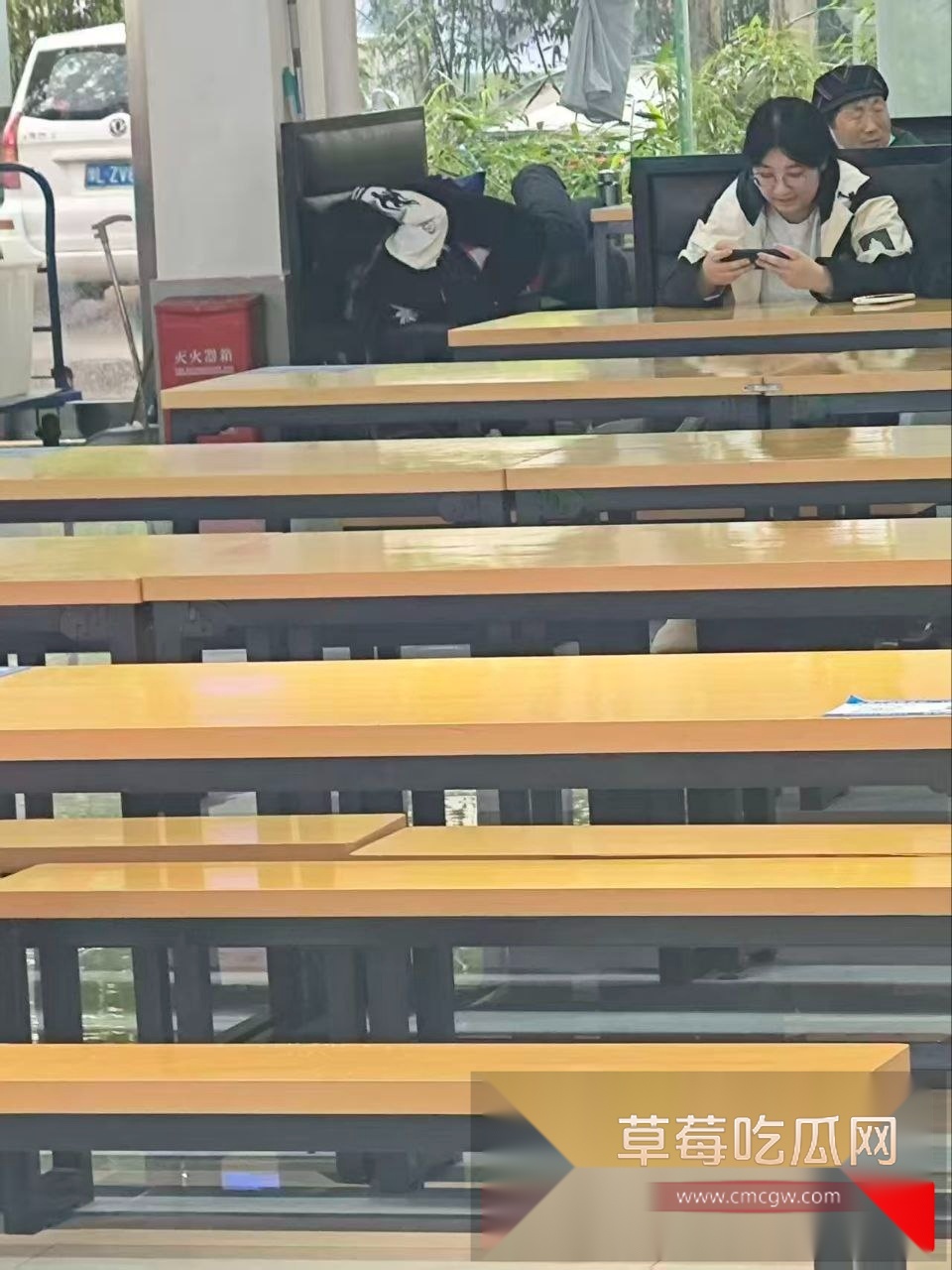 郑州经贸学院知心苑餐厅惊现男女情侣在线啪啪 女生被男生抱在怀里假装看手机其实下体肉屌相连正骑乘运动! 5 郑州经贸学院知心苑餐厅惊现男女情侣在线啪啪 女生被男生抱在怀里假装看手机其实下体肉屌相连正骑乘运动! 5